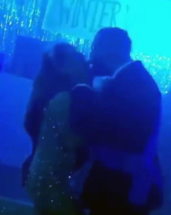 Jennifer López y Drake comparten un beso durante un baile de ‘prom’ 