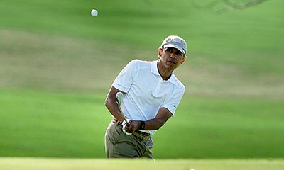 Barack Obama disfruta de sus días libres con sus palos de golf, bajo el sol de California