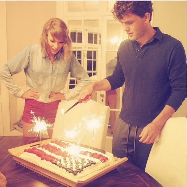 Taylor swift glows as she admires her sparkler cake.</p>	<div data-js-ad-manager-slot='div-hola-slot-robainferior' data-js-maxw='990' ad data-shortcode='MPU2'></div><p>		Photo: Instagram/@TaylorSwift
