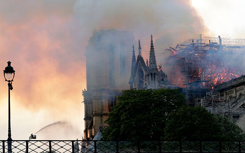 La catedral de Notre Dame, en París, sufre un grave incendio - Foto 1
