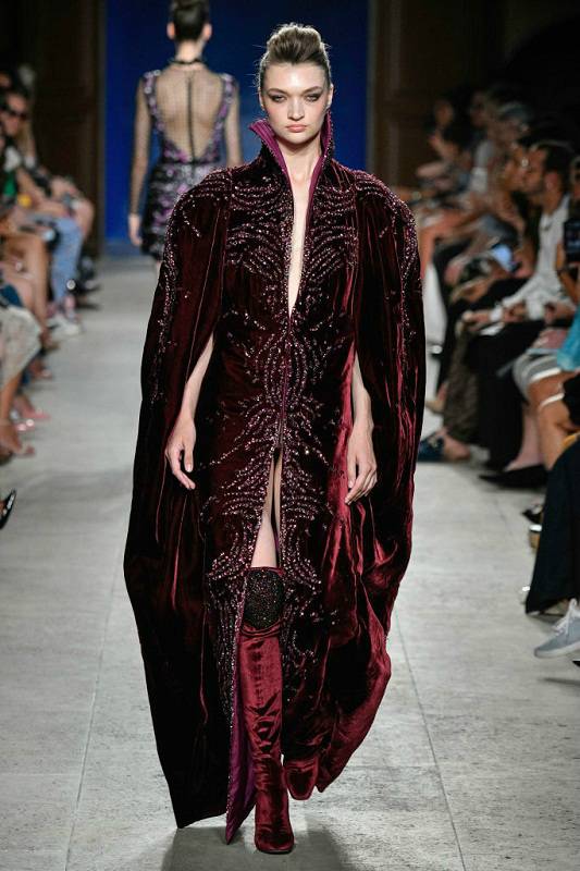 The '90s are back! 9 velvet and corduroy looks to nail the trend - Photo 1