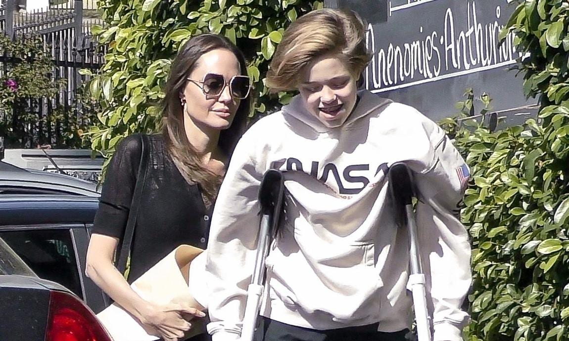 Brad Pitt S Daughter Shiloh Seen Out In Crutches With Family