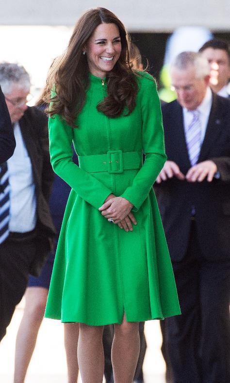 Kate Middleton portant une robe manteau vert 