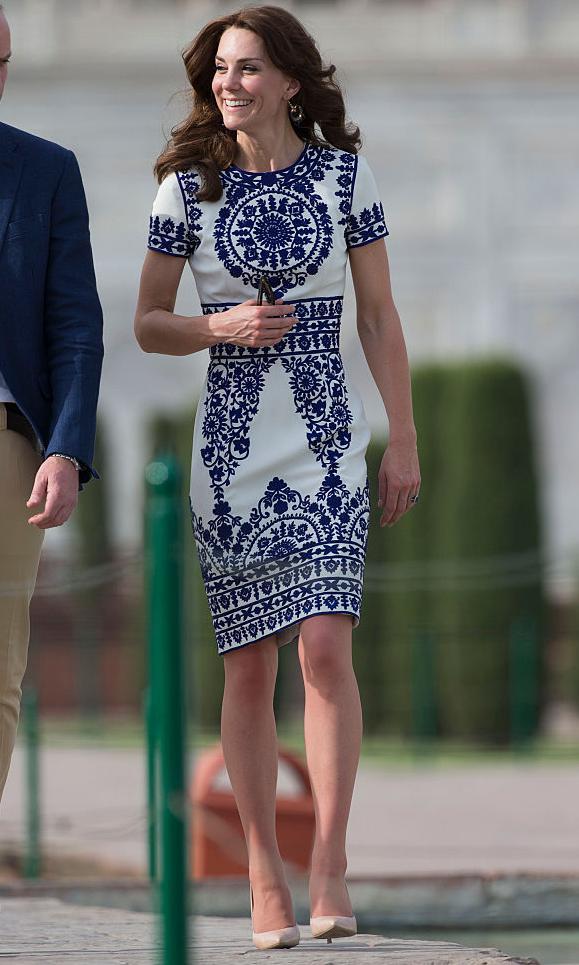 Kate Middleton dans une robe blanche avec broderie bleue