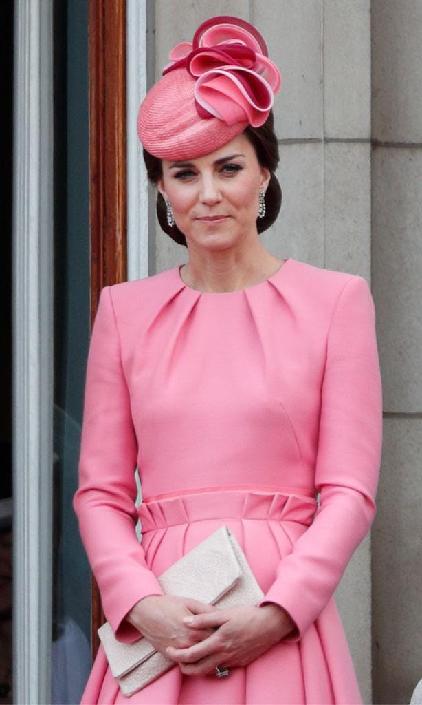 Kate Middleton portant une robe manteau rose et une fascinatrice
