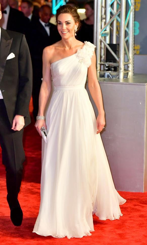 Kate Middleton dans une robe blanche avec un décolleté asymétrique