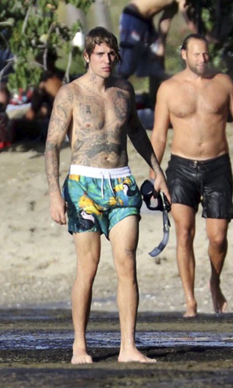 Justin Bieber shows off growing tattoo collection while snorkeling in Hawaii