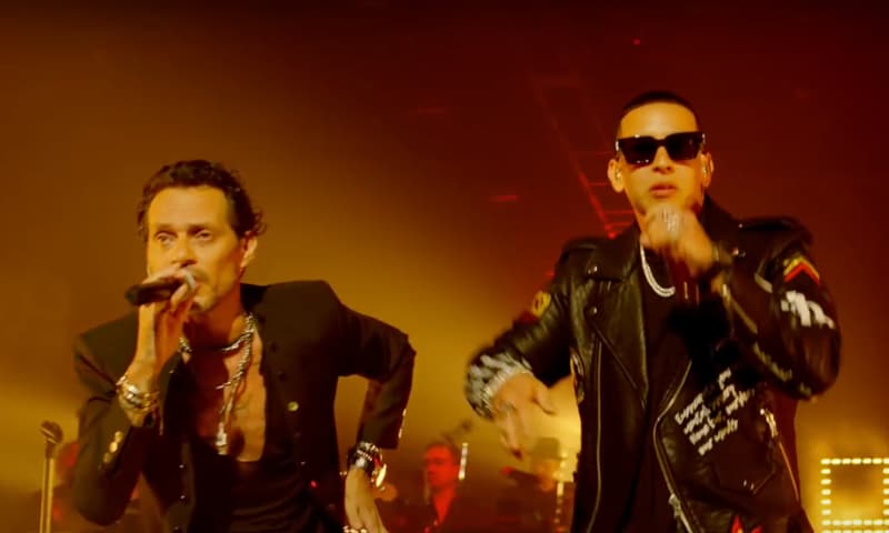Marc Anthony singing with Daddy Yankee during his virtual concert "Una Noche"