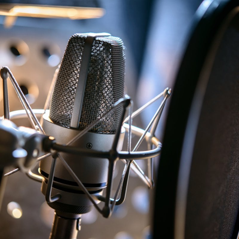 Microphone professionnel moderne en studio d'enregistrement