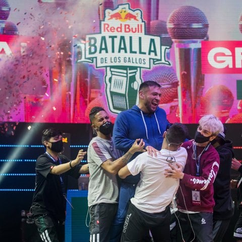 Stick celebra después de ganar la Final Nacional Red Bull Batalla de los Gallos en Lima, Perú, el 7 de noviembre de 2020.